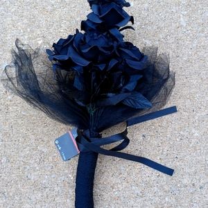 NWT Black Rose Bouquet